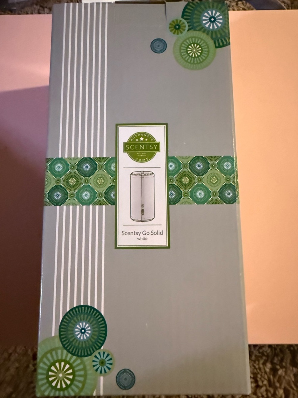 Scentsy Go Solid Warmer in White with Green Accents